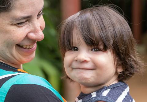 Fotografia de família com mãe e bebê sorrindo'