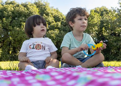 Fotografia de família com crianças no piquenique'