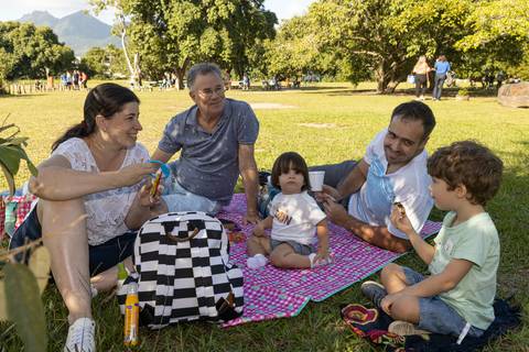 Fotografia de família no piquenique'
