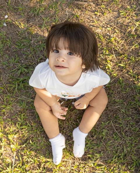 Fotografia de família com menino olhando para cima'