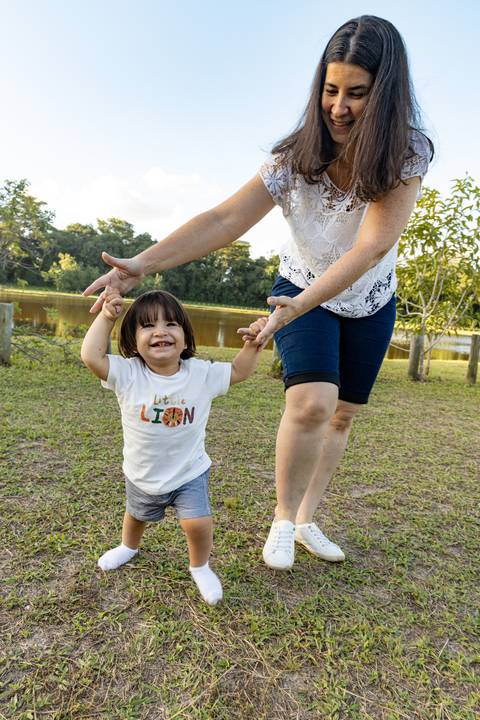 Fotografia de família com mãe e filho brincando'