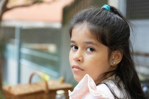 Fotografia de família com menina olhando'