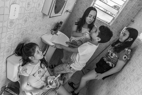 Fotografia de família no banheiro'