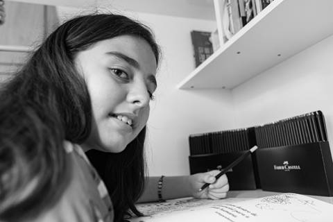 Fotografia de família com menina desenhando'