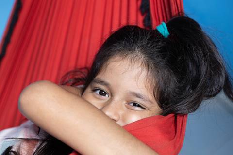 Fotografia de família com menina deitada na rede'