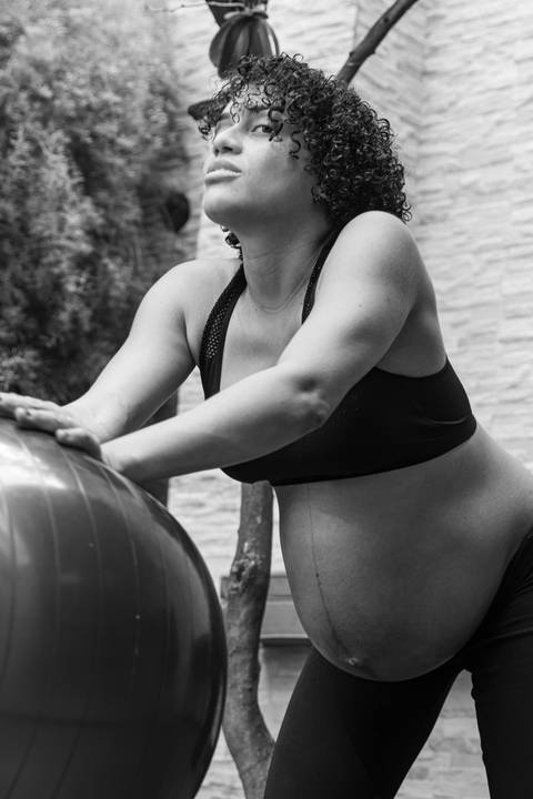 Fotografia de família com gestante se exercitando'