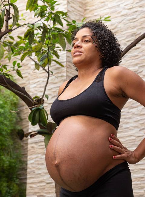 Fotografia de família com gestante se exercitando'