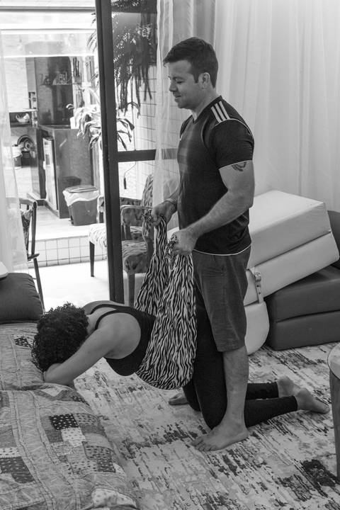 Fotografia de família com gestante se exercitando'