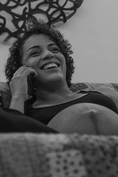 Fotografia de família com gestante ao telefone'