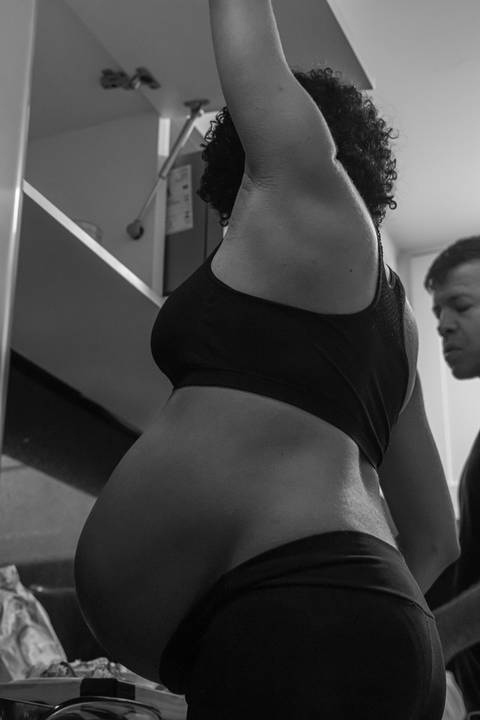 Fotografia de família com gestante mexendo no armário'