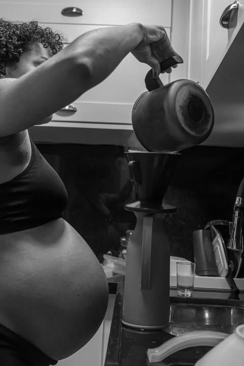 Fotografia de família com gestante fazendo café'