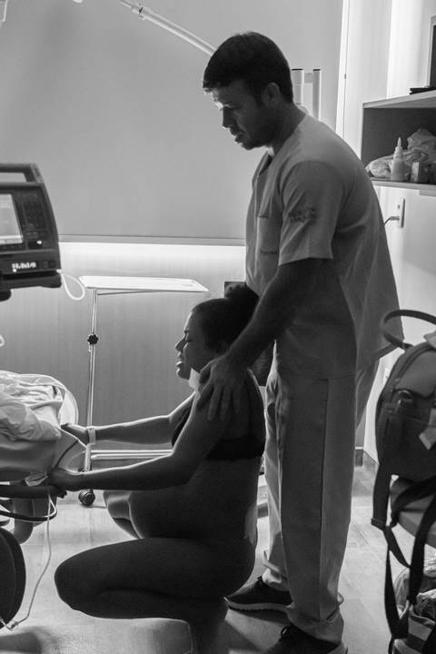 Fotografia de família com mulhar em trabalho de parto com seu marido'