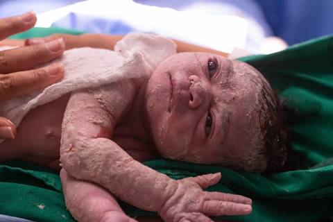 Fotografia de família com  bebê no parto'