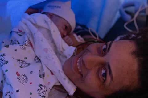 Fotografia de família com mamãe e bebê no parto'