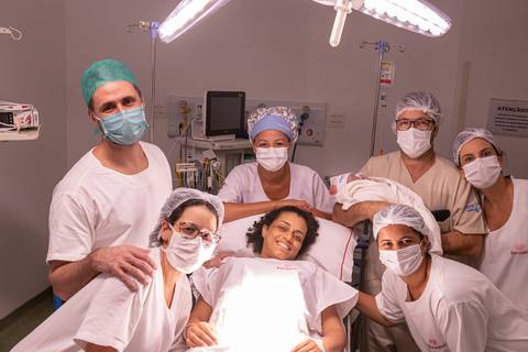 Fotografia de família com equipe médica'