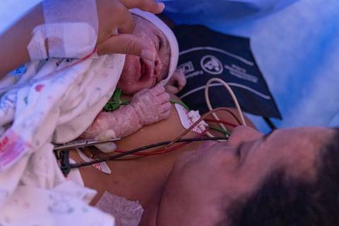 Fotografia de família com mamãe e bebê no parto'