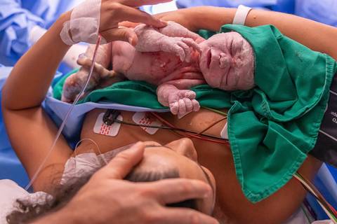 Fotografia de família com mamãe e bebê no parto'