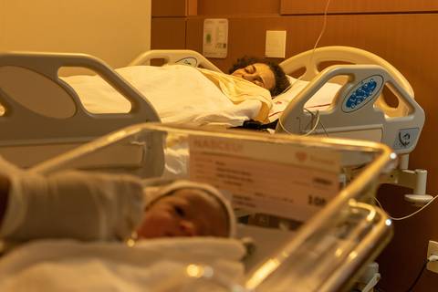 Fotografia de família com mamãe e bebê no quarto'