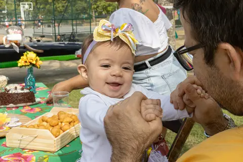 Fotografia de família com pai e filha sorrindo'