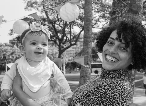 Fotografia de família com mãe e filha sorrindo'