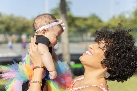 Fotografia de família com mãe e filha sorrindo'