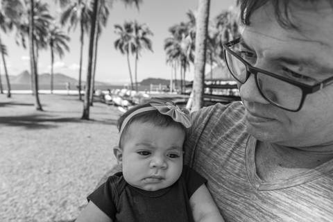 Fotografia de família com pai e filha serios'