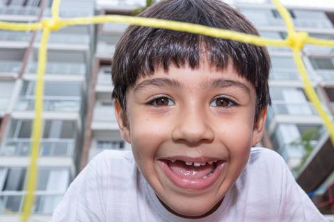 fotografia de evento com criança sorrindo'