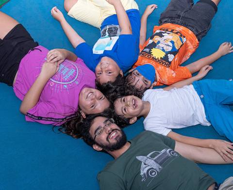 fotografia de evento com crianças deitadas na cama elástica'