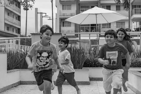 fotografia de evento com crinças correndo'