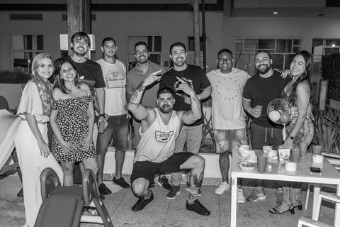 fotografia de evento com pessoas sorrindo'