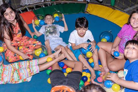 fotografia de evento com criaças deitadas na cama elástica'