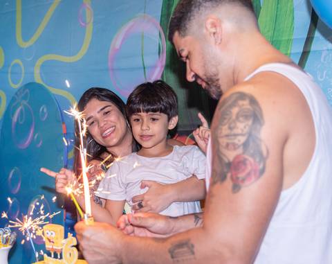 fotografia de evento com família cantando parabéns'
