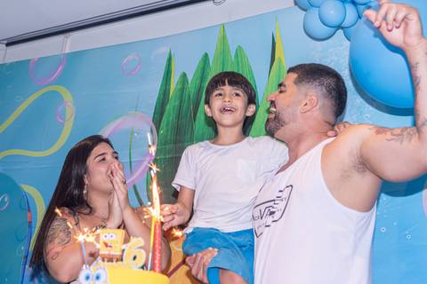 fotografia de evento com família cantando parabéns'