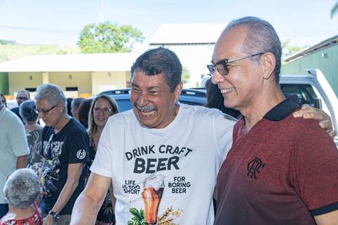 Fotografia de evento com amigos se abraçando'