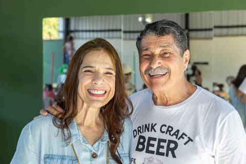 Fotografia de evento com casal sorrindo'