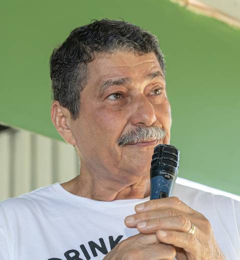 Fotografia de evento com senhor falando ao microfone'