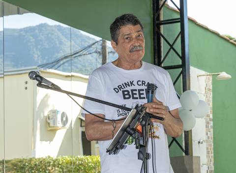Fotografia de evento com senhor falando ao microfone'