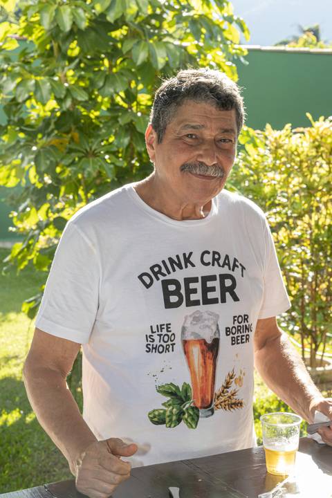 Fotografia de evento com senhor sorrindo'