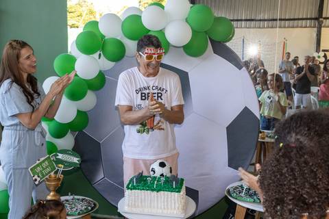 Fotografia de evento com senhor cantando parabéns'