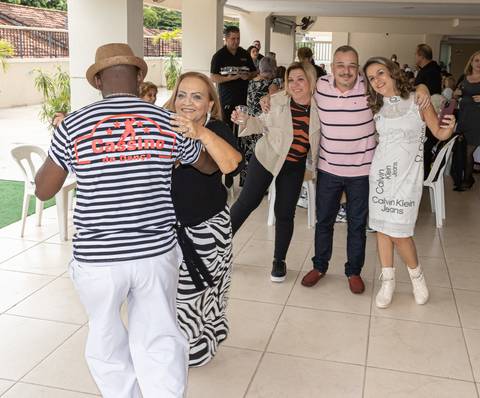 Fotografia de evento com pessoas dançando'