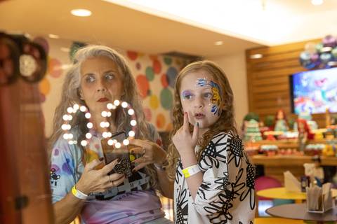 fotografia de evento com criança brincando de se maquiar'