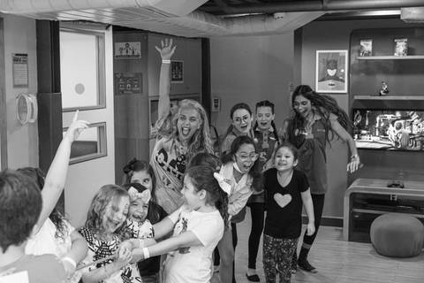 fotografia de evento com crianças brincando de cabo de guerra'