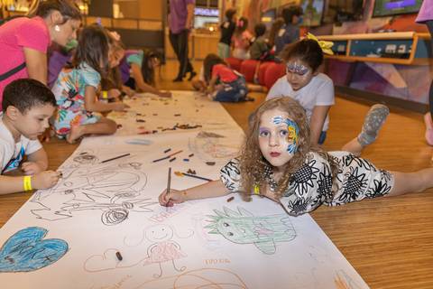 fotografia de evento com crianças desenhando'