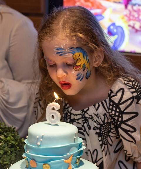 fotografia de evento com criança soprando a velinha'