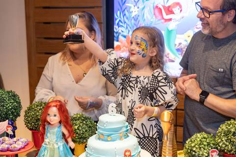 fotografia de evento com criança levantando troféu'