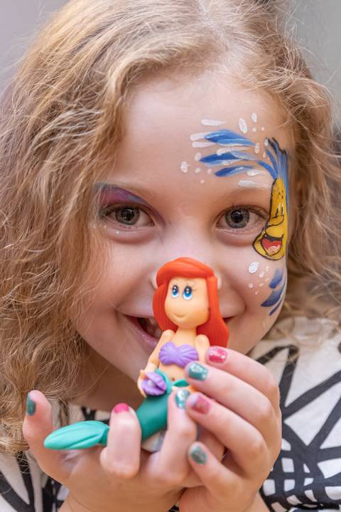 fotografia de evento com criança mostrando boneca'