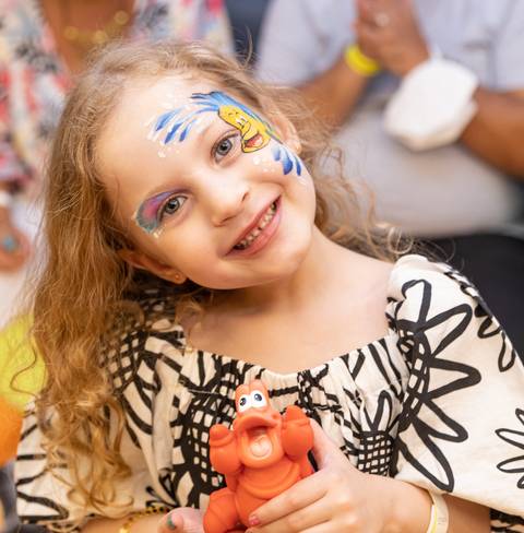 fotografia de evento com criança sorrindo'