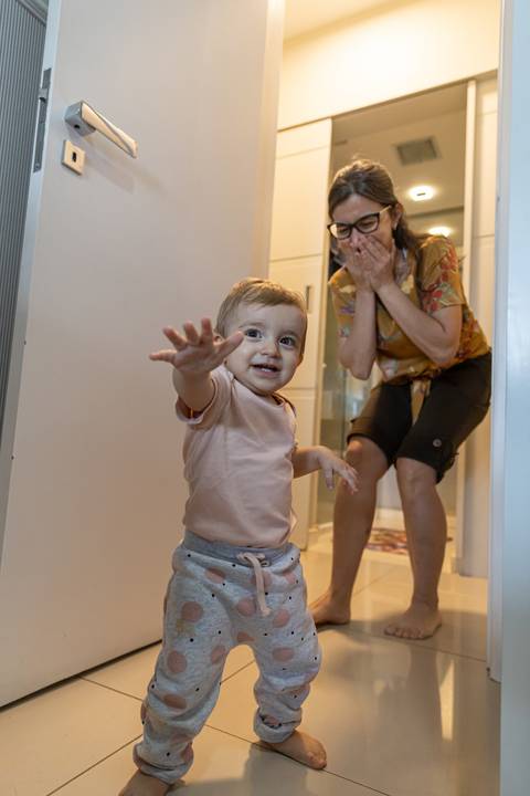 Bebê dando o primeiro passo'