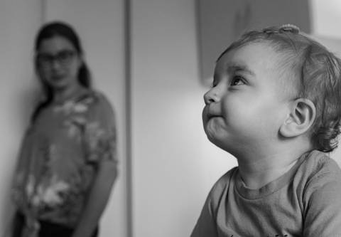 mãe e filha se olhando'