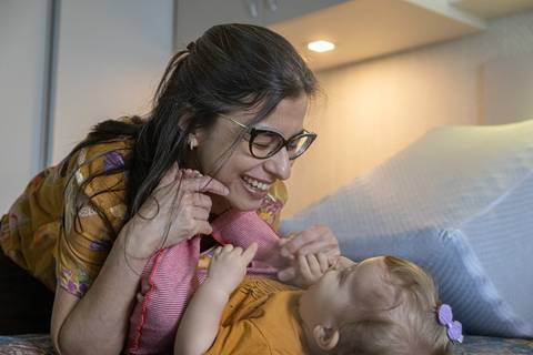 mãe e filha brincando'